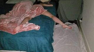 Брат снял трусы со спящей сестры, чтобы вставить член внутрь узкой письки